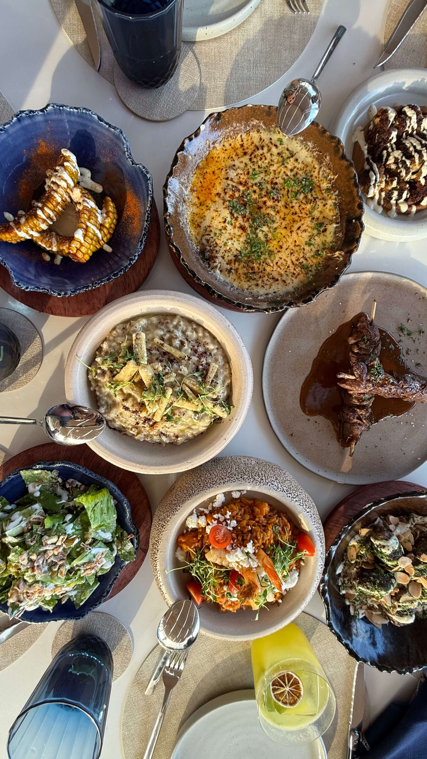 Foto de mesa con comida mediterránea