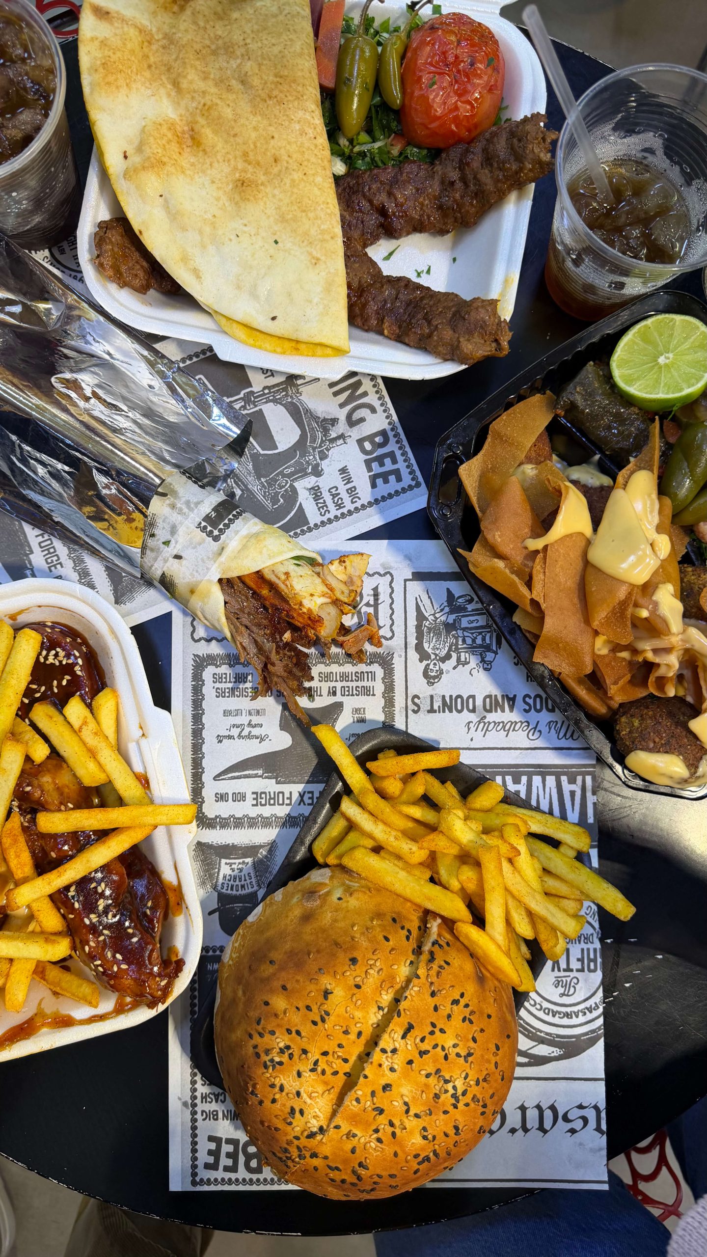 Mesa con comida de Pasargad